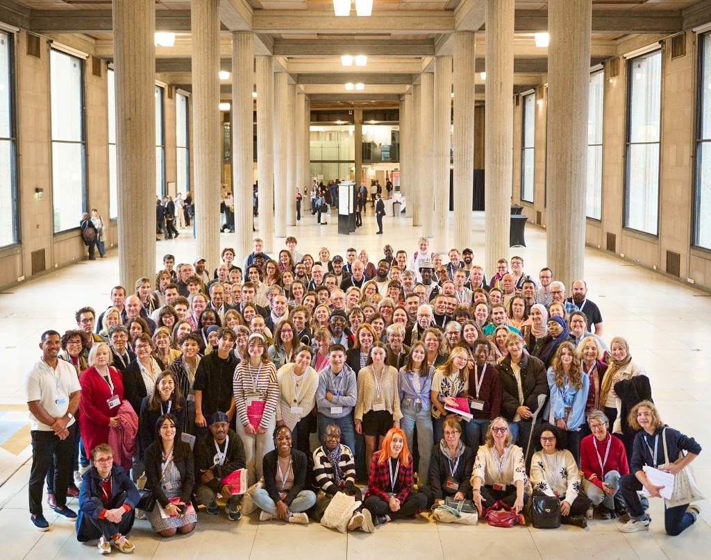 Groupe des participant·es de la Convention citoyenne sur les temps de l'enfant, réunis au palais d'Iéna.